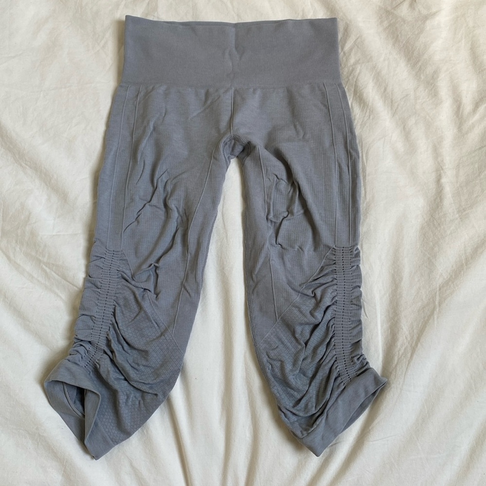 LuLuLemon Women’s Size 4 IN THE FLOW SEAMLESS Crop Capri LEGGINGS Gray